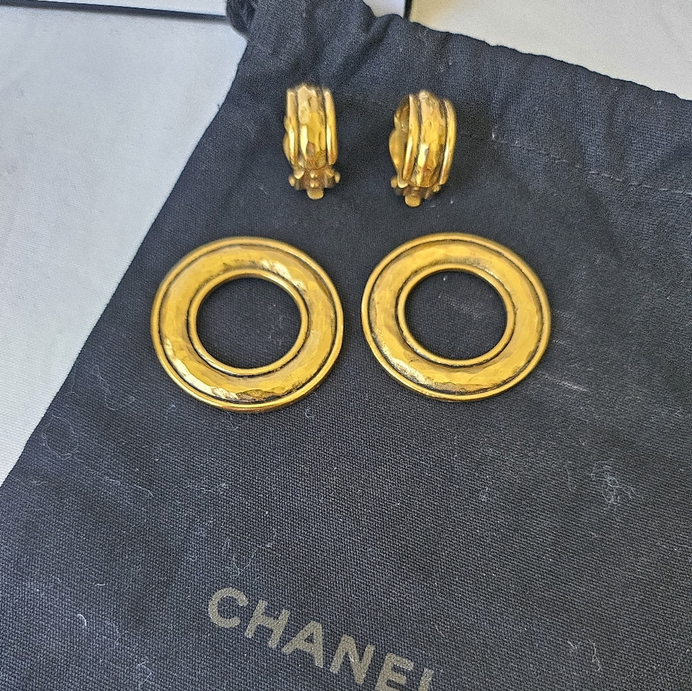Chanel vintage 24kt gold plated hammered door knocker hoop clip on earrings. - Picture 11 of 11